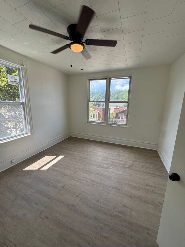 Building Photo - 540 W 7th Ave