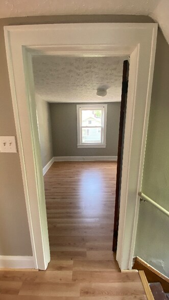 Building Photo - 1153 Roslyn Ave SW