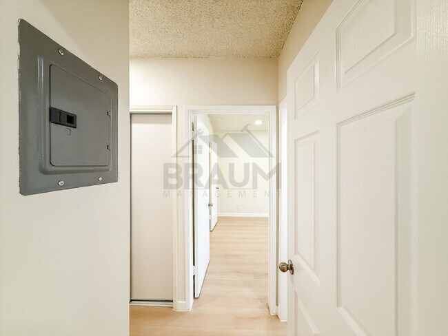 Building Photo - 13115 Oxnard St