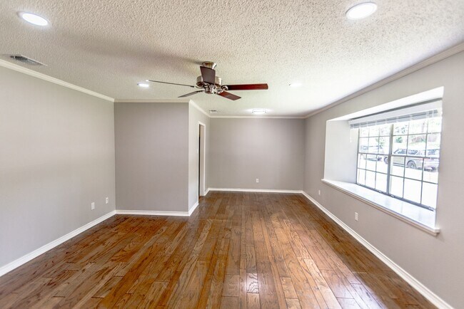 Building Photo - 1825 Courtney Dr