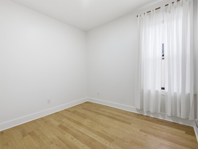 Building Photo - 32 Charles St