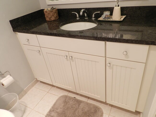 Building Photo - 6 W Greenway Dr