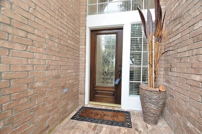 Building Photo - 1306 Ventura Canyon Dr