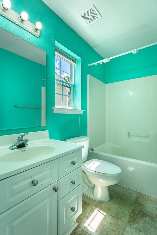 Building Photo - 3 Bedroom 3 Bath Townhouse