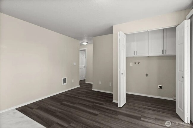 Building Photo - 502 Tullis St NE