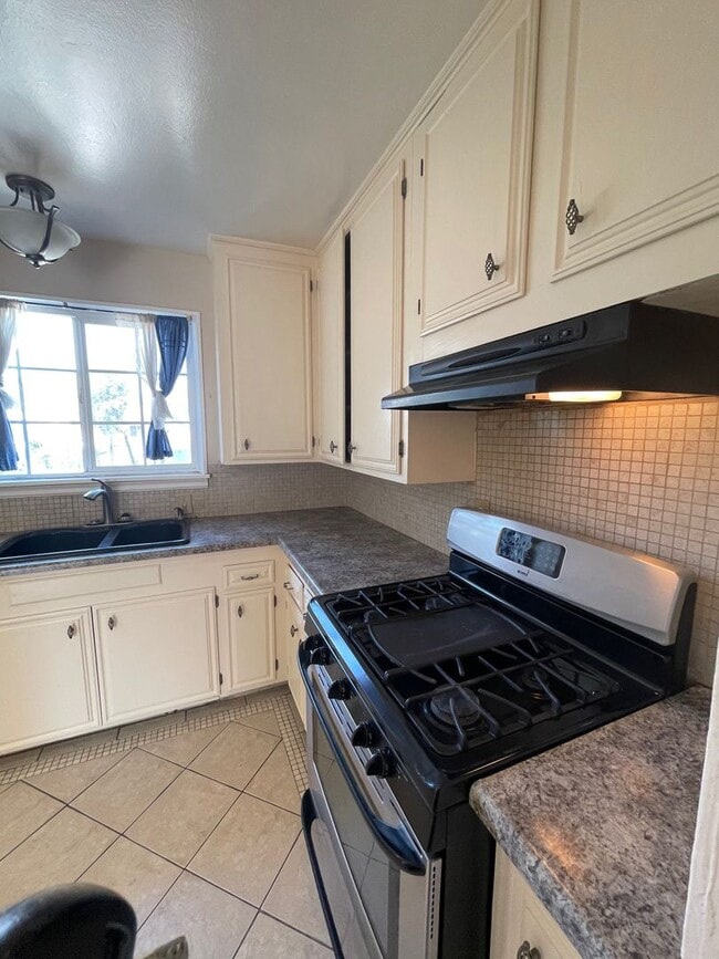 Building Photo - Charming 3 bedroom pool home
