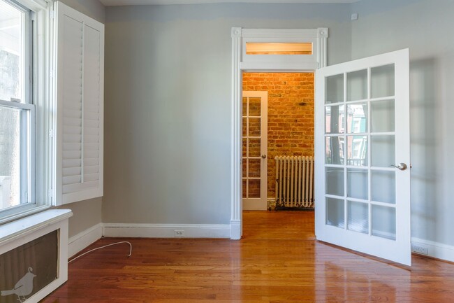 Building Photo - Classy Columbia Heights Row Home! 1/2 Off ...