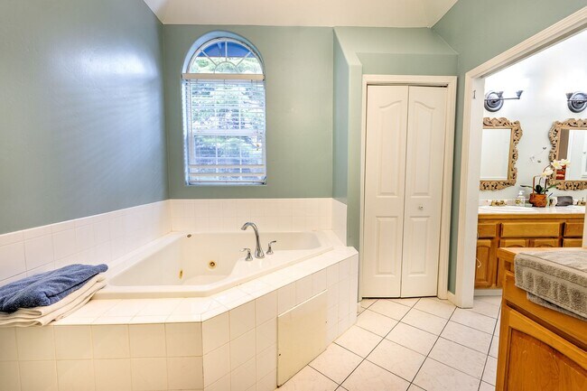 Building Photo - Large mountain home with 2 car garage and fenced in back yard.