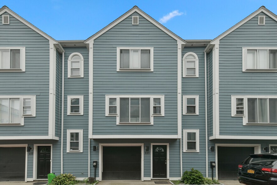 Building Photo - 335 W 4th St