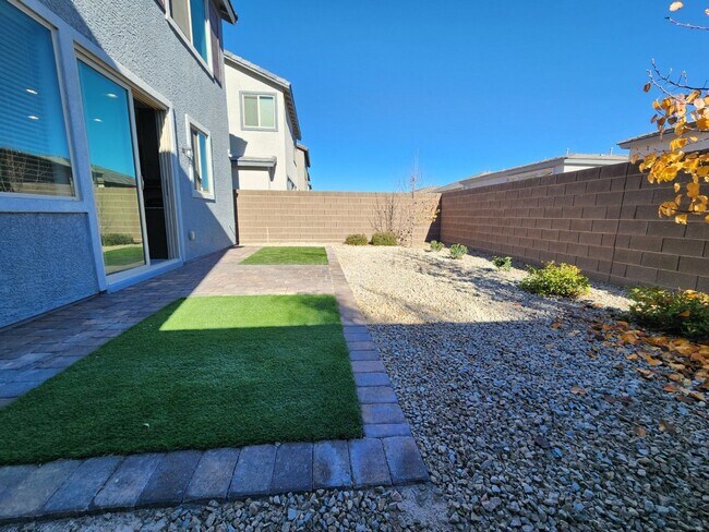 Building Photo - Spring Valley close to Restaurants and Shopping