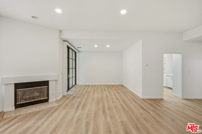 Building Photo - 11636 Montana Ave