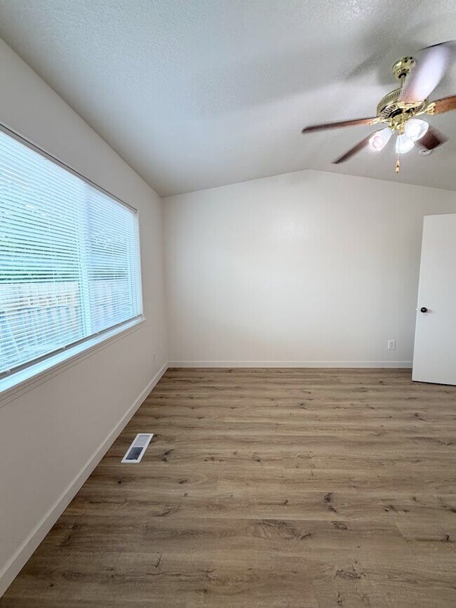 Building Photo - Fontana Duplexes