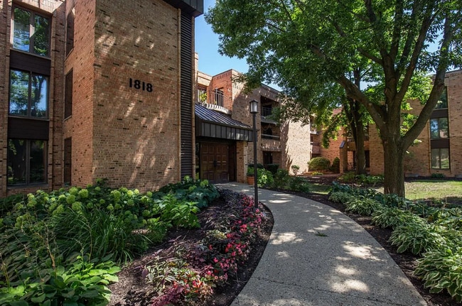 Building Photo - 1818 E Shorewood Blvd