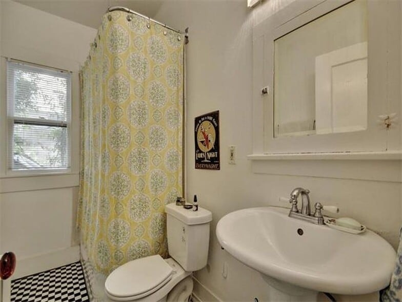 Bright and spacious vintage black and white bath with full tub and shower. - 4302 Duval Street