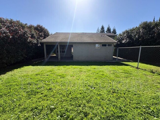 Building Photo - 1422 E Mesa Ct