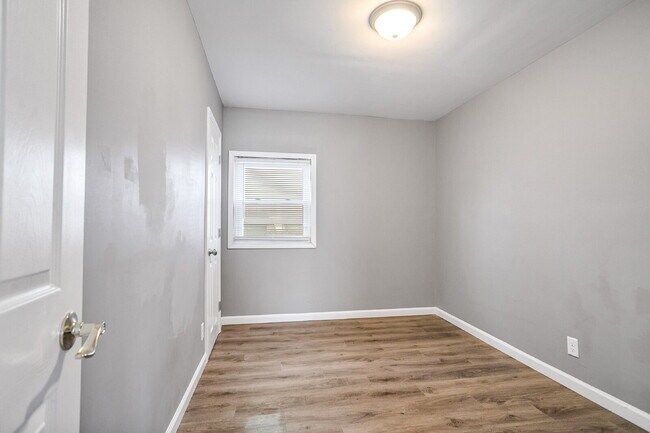 Building Photo - 3 Bedroom, 1 Bath with Garage