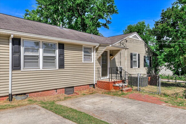 Building Photo - 3210 York Dr