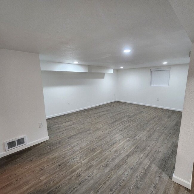 Building Photo - 2108 Laurel