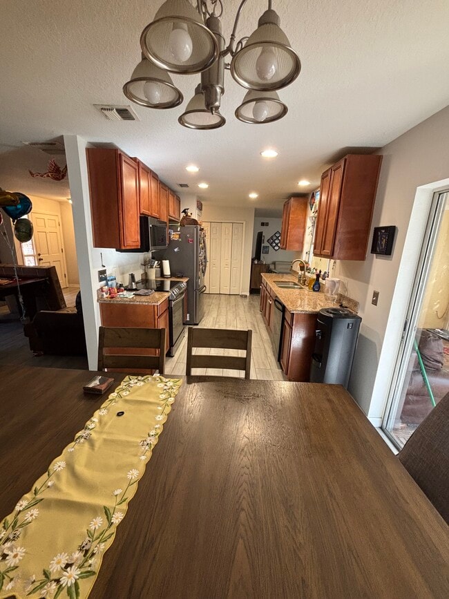 Building Photo - 1426 Farmington Ave