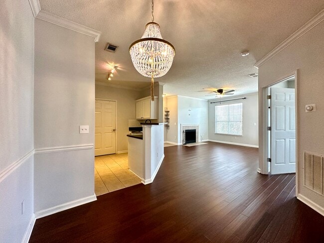 Building Photo - 2 Bedroom, 1 Bath Condo in The Concord West of the Ashley!