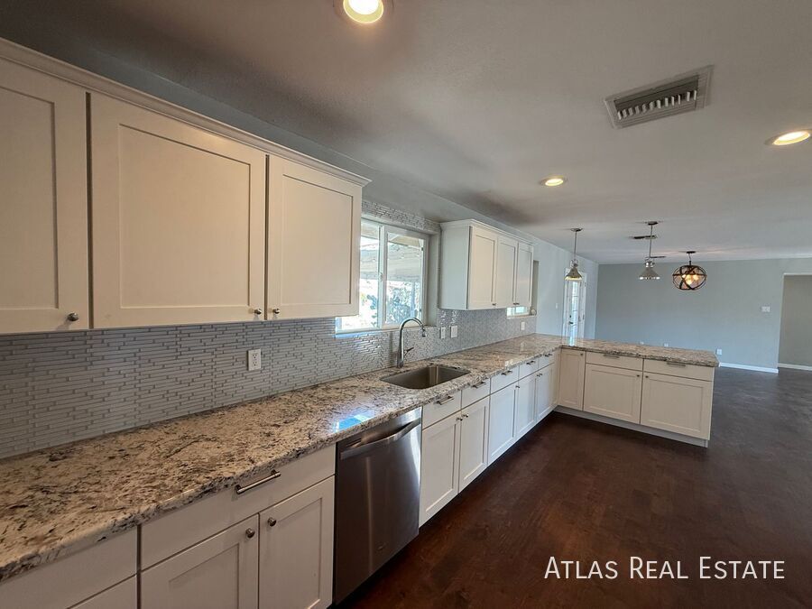 Building Photo - 6820 E Pinchot Ave