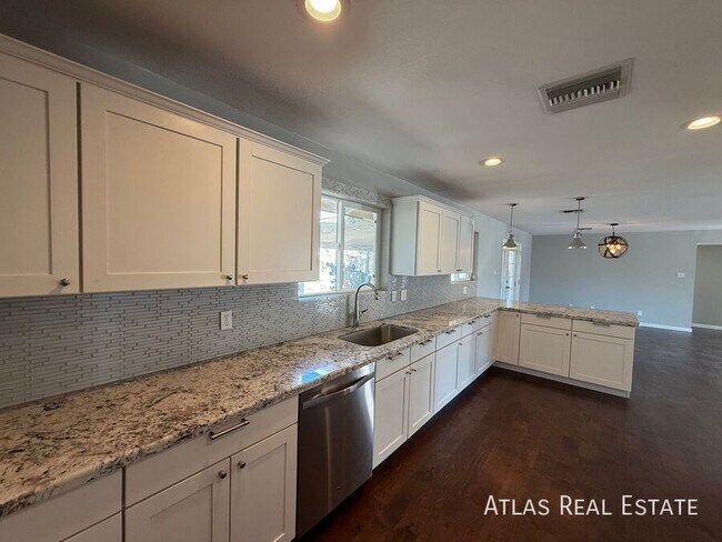 Building Photo - 6820 E Pinchot Ave