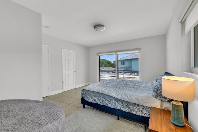 Building Photo - 2812 NE 27th St