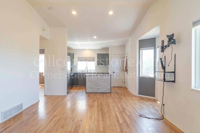 Building Photo - 743 Descendant Dr