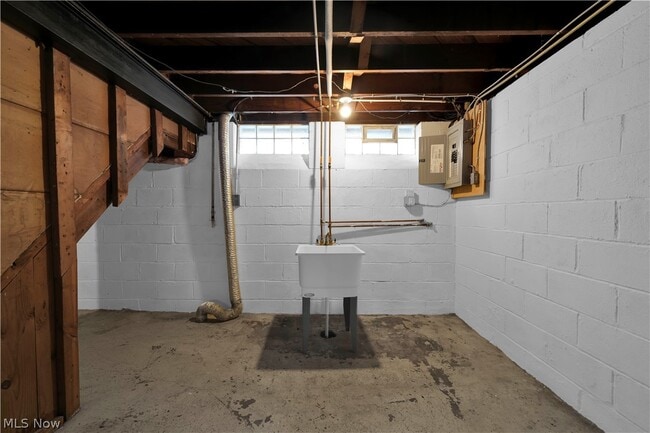 Building Photo - 15705 Maplewood Ave