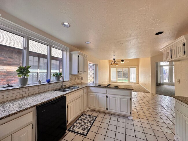 Building Photo - Spacious 4 Bed in Deer Creek