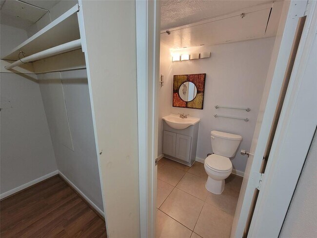 Building Photo - 2711 Briarhurst Dr