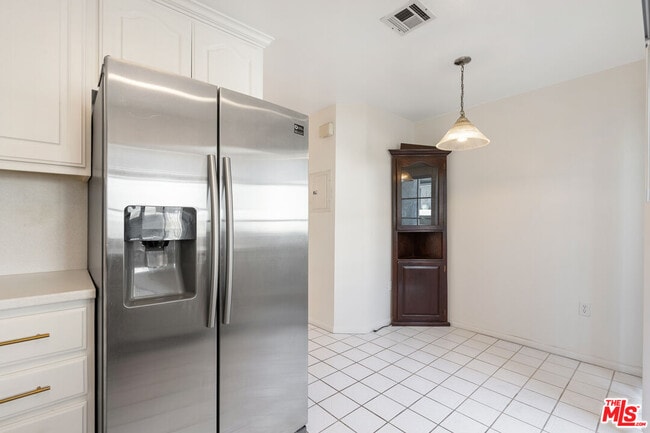 Building Photo - 13030 Moorpark St