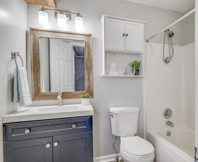 Building Photo - 3 Bedroom Dog Friendly Home For Rent Near St. B Area!