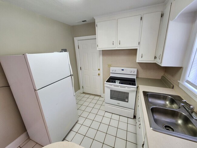 Building Photo - 2 Bedroom, 1 Bath Home in Oakhurst