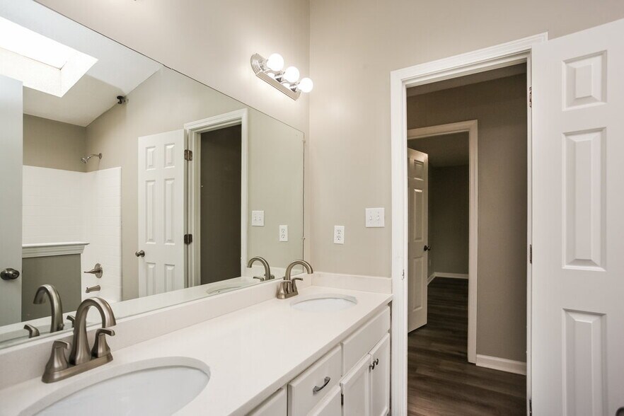 Building Photo - 4466 Dawn Oaks Cove