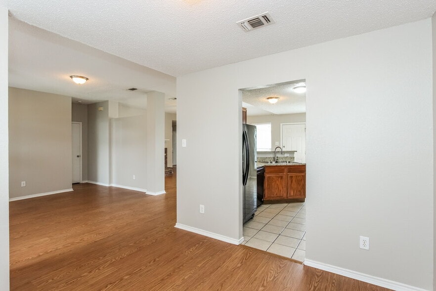 Building Photo - 2717 Bent Brook Dr