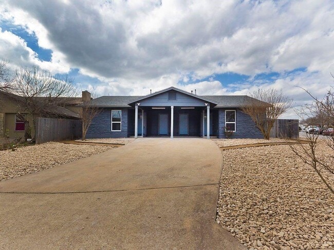Building Photo - 3411 Lynridge Dr