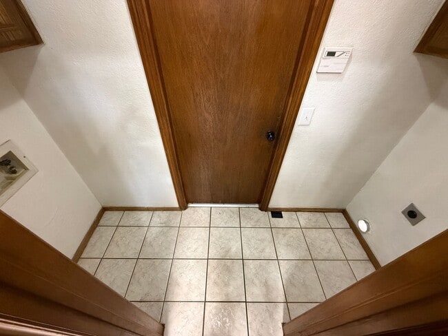 Building Photo - Welcome to this charming 3 bedroom, 2 bath...