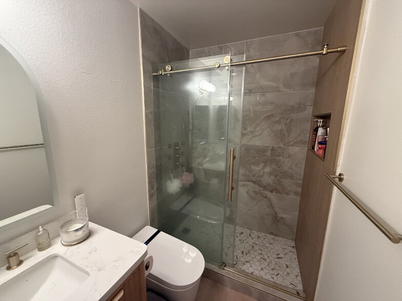 Building Photo - 2109 Northshore Dr