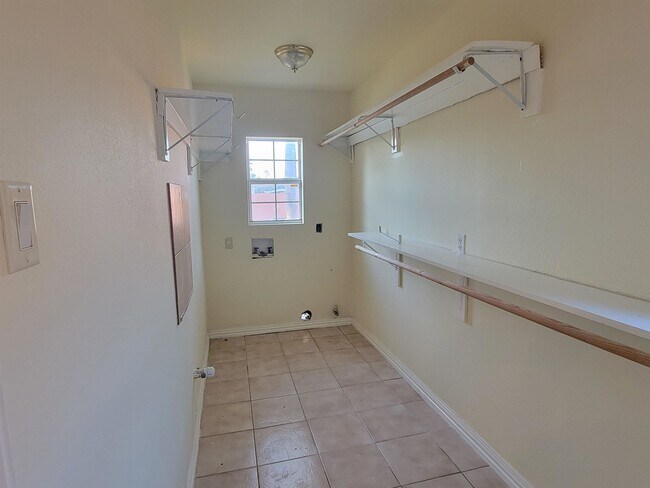 Building Photo - 3814 Crestwind Dr