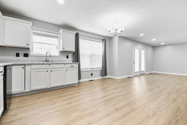 Building Photo - Dog Friendly Three Bedroom!