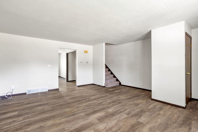 Building Photo - 1352 W Hiawatha Dr