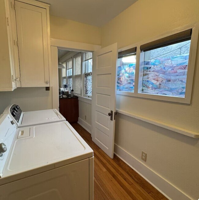 Building Photo - Historic Home 2 Bedroom +office 2 Baths, and Off street Parking