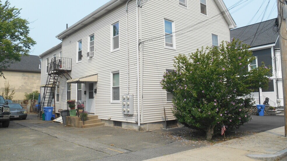 Building Photo - 16 Gorham St