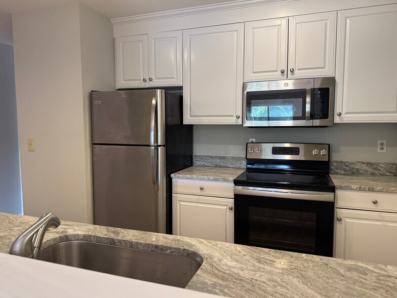 Building Photo - 96 Danbury Rd