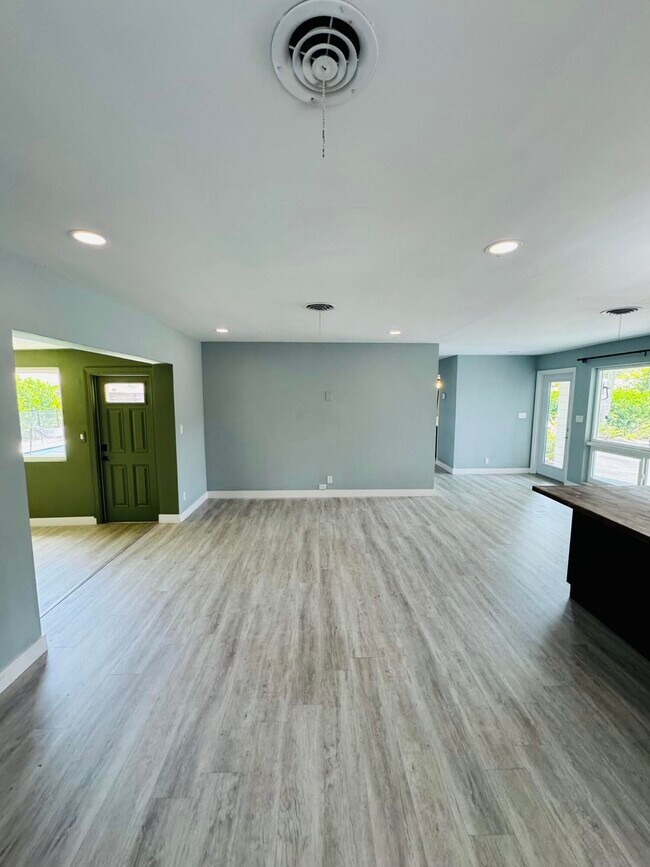 Building Photo - 2171 NE 62nd Ct