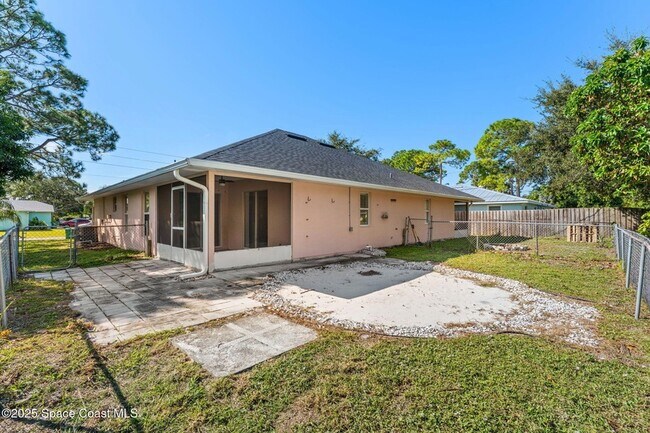 Building Photo - 158 Empress Ave