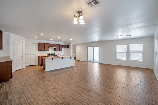 Building Photo - Updated 4 bed/3 bath Home in Gilbert