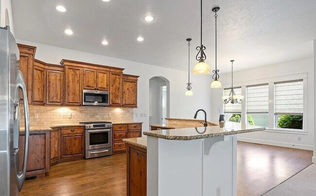 Building Photo - Gorgeous 3 bed 2 bath home in the heard of...