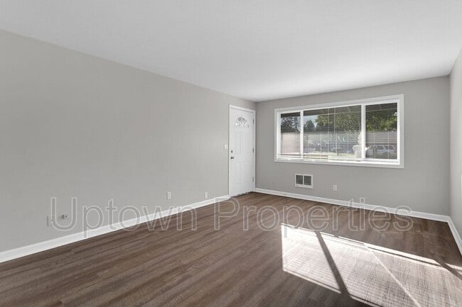 Building Photo - 1365 SE Cedar St